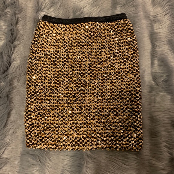 Mini gold sequin skirt - Picture 3 of 5